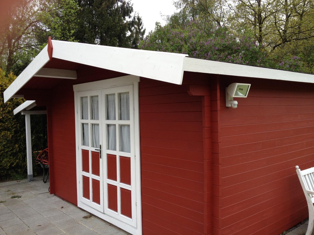 frisch renoviertes Gartenhaus in Weiß und Schwedenrot
